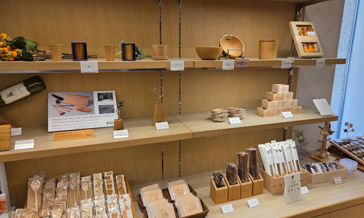 箱根の美術館ショップから考える間伐材の価値を伝えるお土産づくり